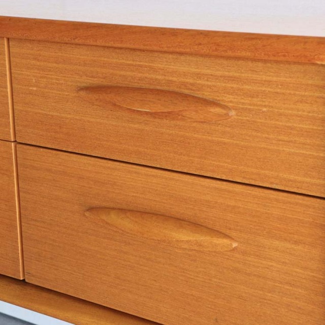 脚のある木製ヴィンテージサイドボード　24002