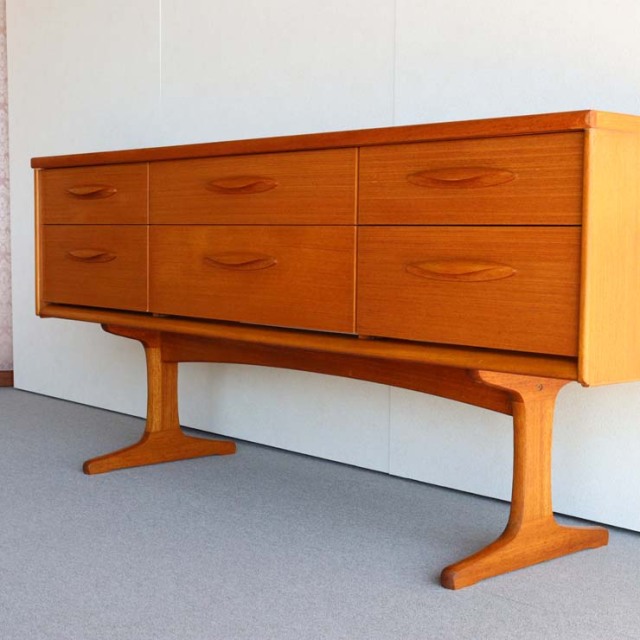 脚のある木製ヴィンテージサイドボード　24002