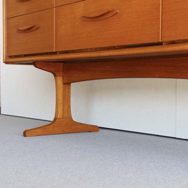 脚のある木製ヴィンテージサイドボード　24002