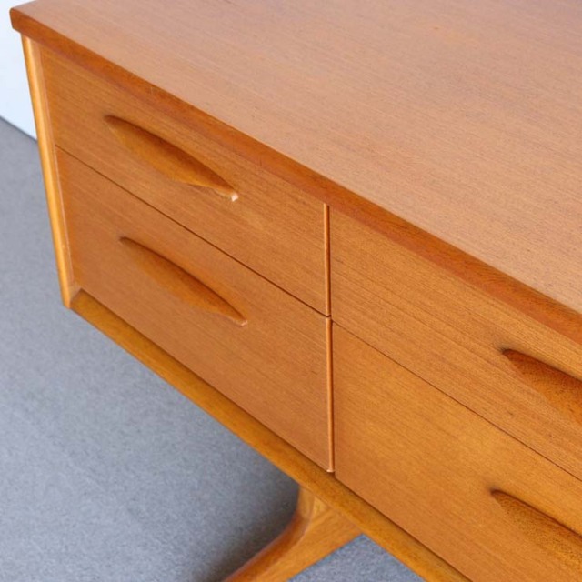 脚のある木製ヴィンテージサイドボード　24002