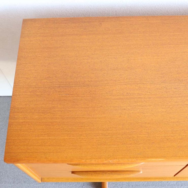 脚のある木製ヴィンテージサイドボード　24002