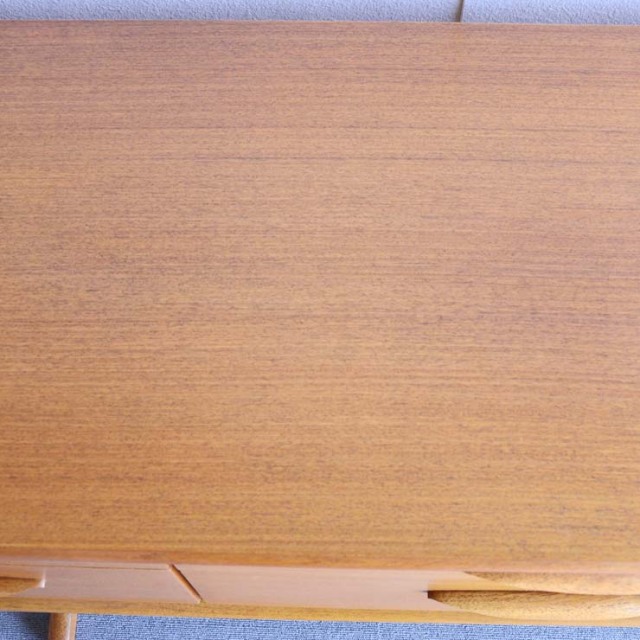 脚のある木製ヴィンテージサイドボード　24002