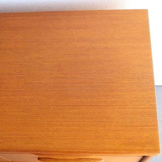 脚のある木製ヴィンテージサイドボード　24002