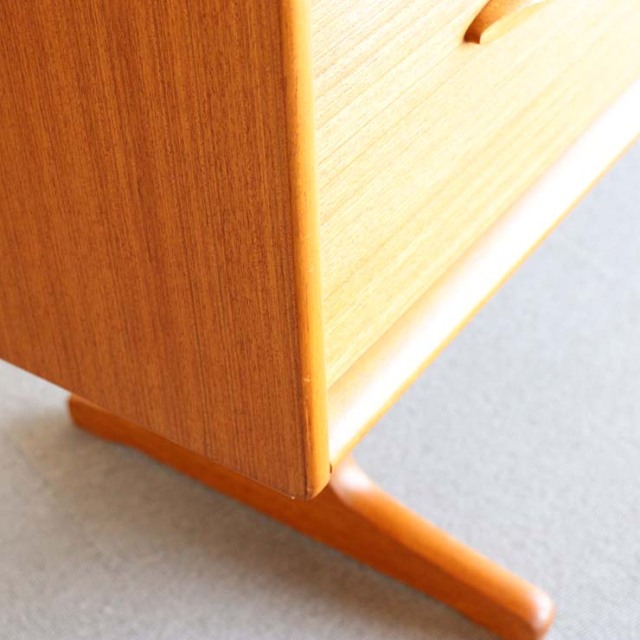 脚のある木製ヴィンテージサイドボード　24002