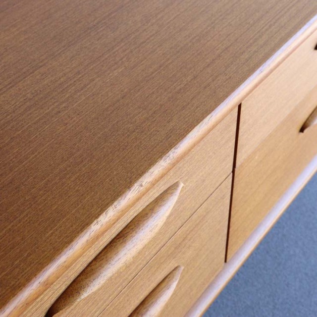 脚のある木製ヴィンテージサイドボード　24002