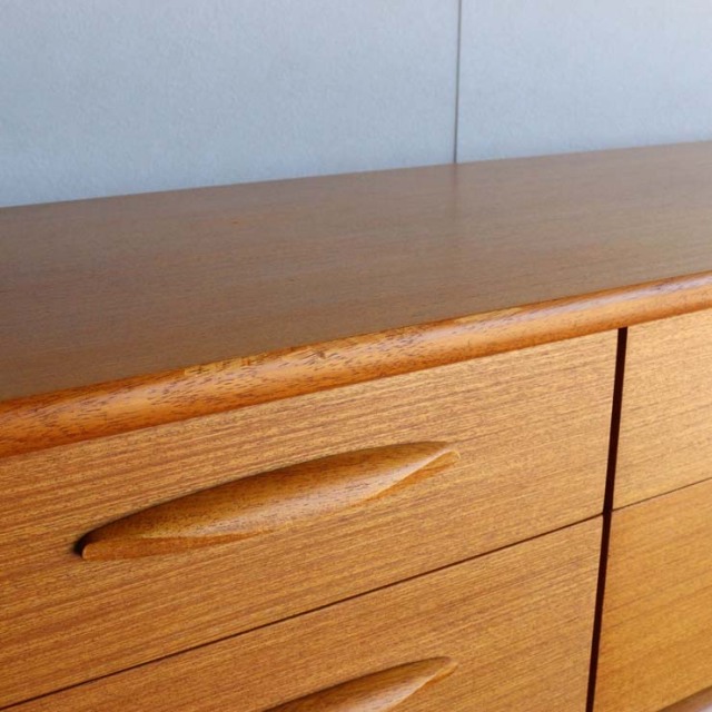 脚のある木製ヴィンテージサイドボード　24002