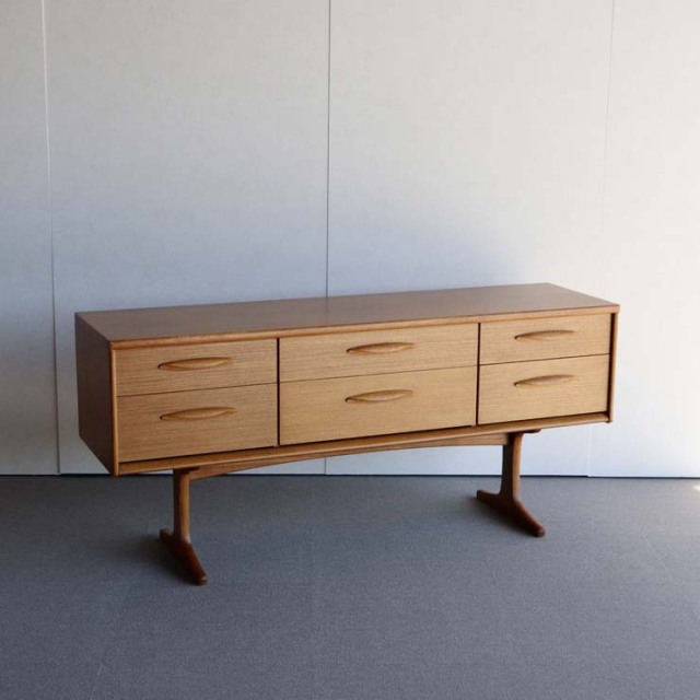 脚のある木製ヴィンテージサイドボード　24002