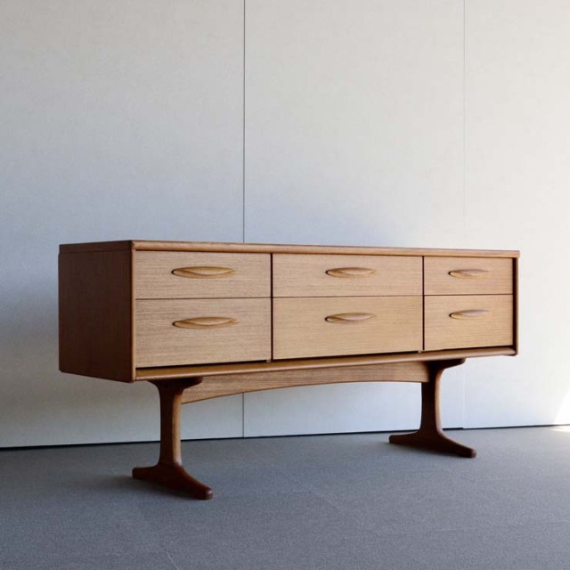 脚のある木製ヴィンテージサイドボード　24002