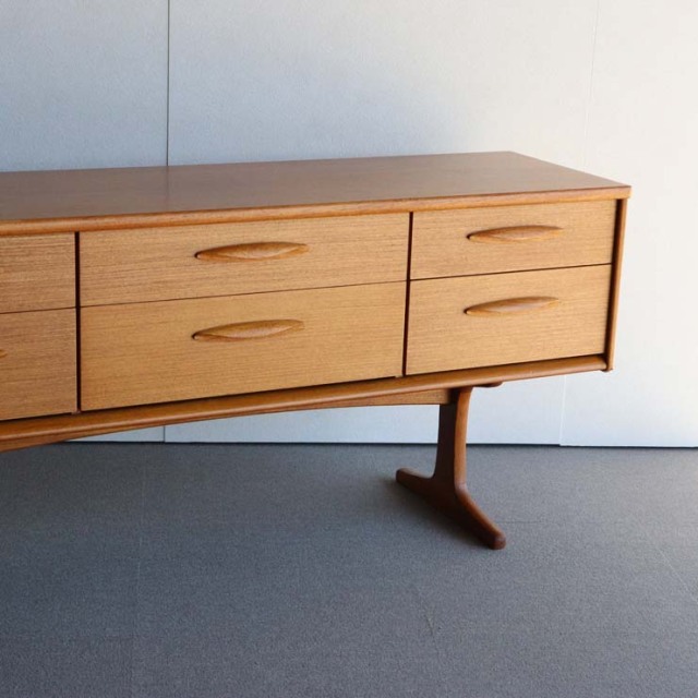 脚のある木製ヴィンテージサイドボード　24002