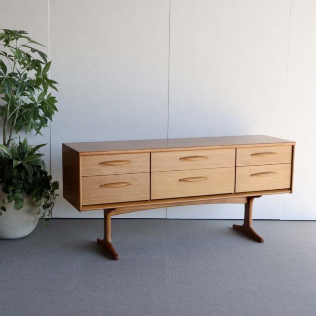 脚のある木製ヴィンテージサイドボード　24002