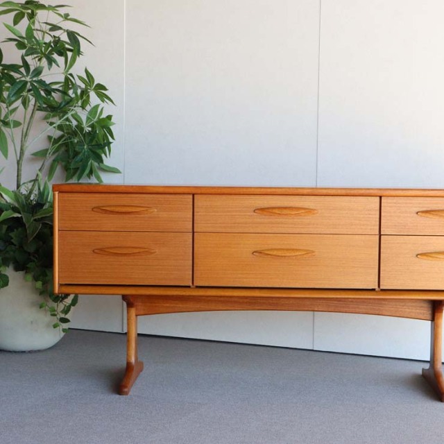 脚のある木製ヴィンテージサイドボード　24002