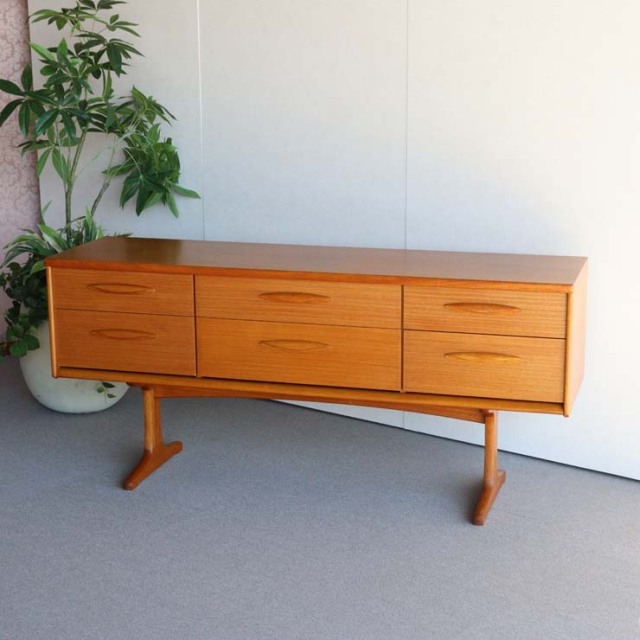 脚のある木製ヴィンテージサイドボード　24002