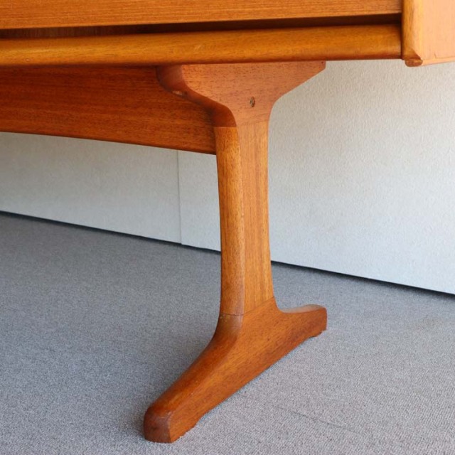 脚のある木製ヴィンテージサイドボード　24002