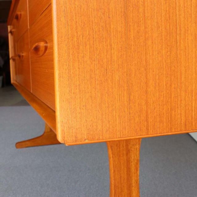 脚のある木製ヴィンテージサイドボード　24002