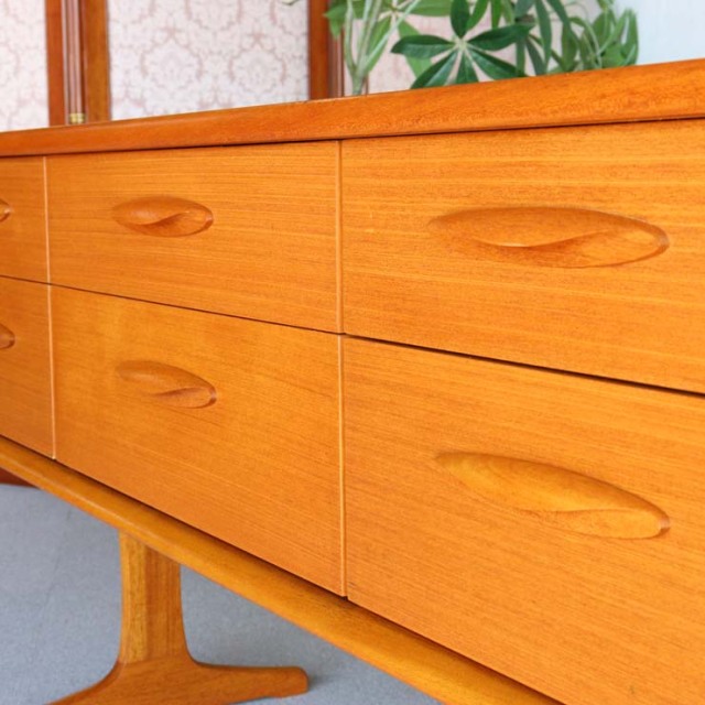 脚のある木製ヴィンテージサイドボード　24002