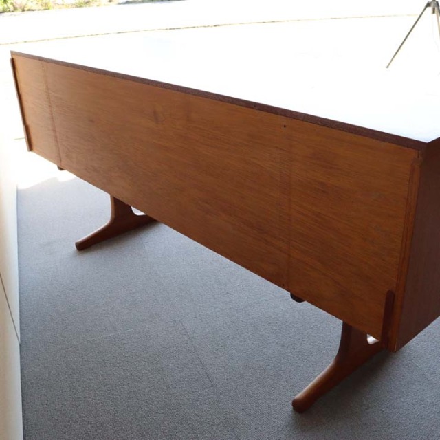 脚のある木製ヴィンテージサイドボード　24002