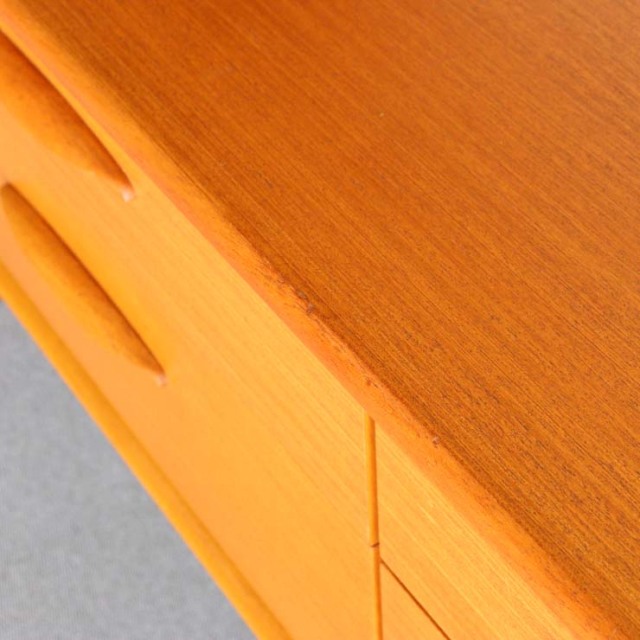 脚のある木製ヴィンテージサイドボード　24002