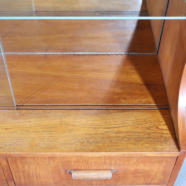 チーク材キャビネット。高級感ある仕上がりのヴィンテージ家具。美しい木目が魅力。