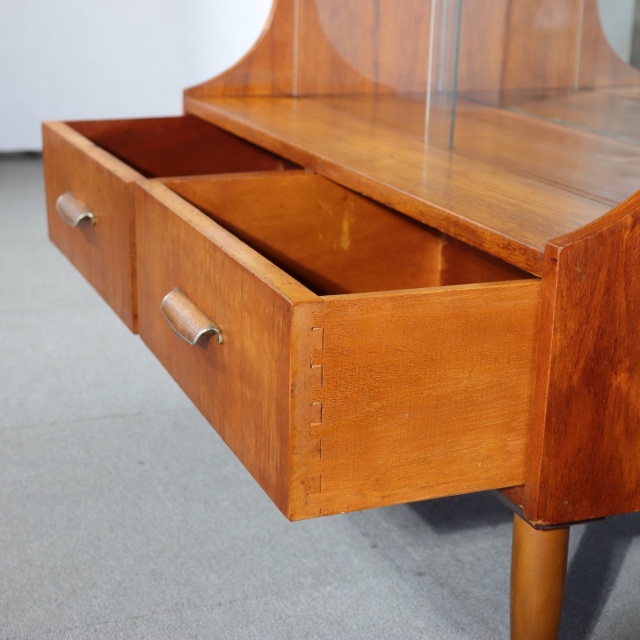 チーク材キャビネット。高級感ある仕上がりのヴィンテージ家具。美しい木目が魅力。