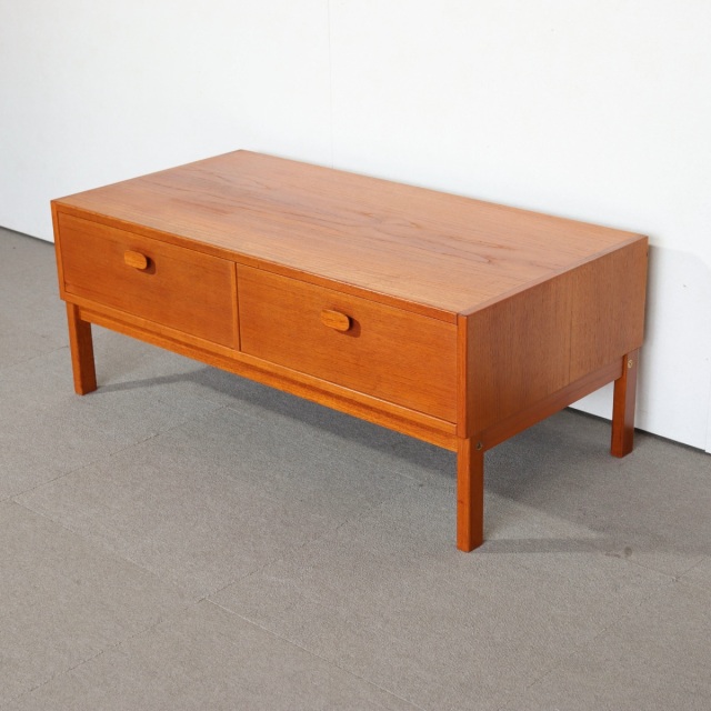 UlfertsTibroのコンソール。上質な質感が魅力のヴィンテージ家具。空間に映える存在感。