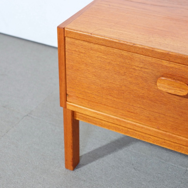 UlfertsTibroのコンソール。上質な質感が魅力のヴィンテージ家具。空間に映える存在感。