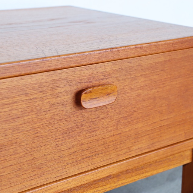 UlfertsTibroのコンソール。上質な質感が魅力のヴィンテージ家具。空間に映える存在感。