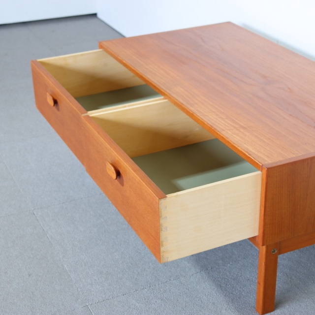 UlfertsTibroのコンソール。上質な質感が魅力のヴィンテージ家具。空間に映える存在感。