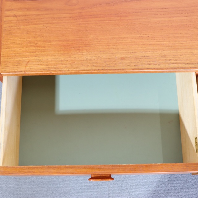 UlfertsTibroのコンソール。上質な質感が魅力のヴィンテージ家具。空間に映える存在感。