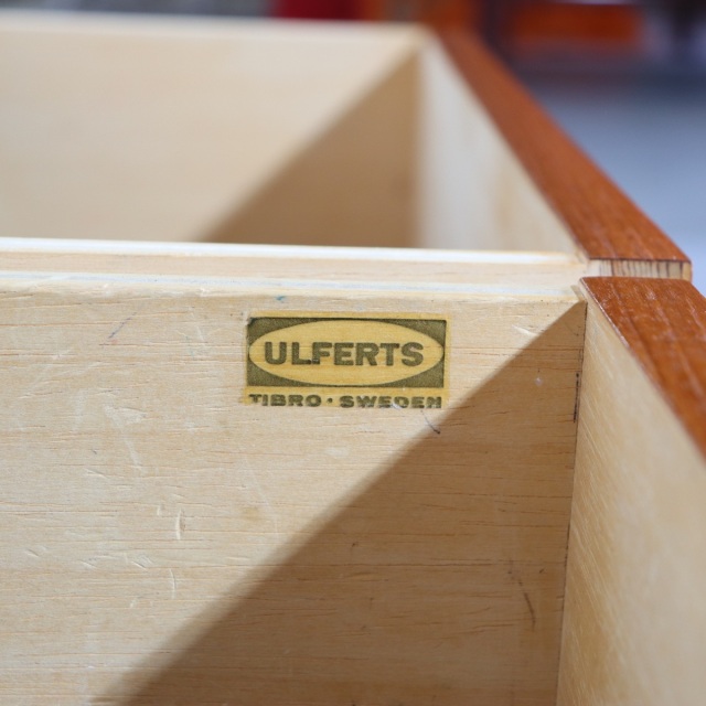 UlfertsTibroのコンソール。上質な質感が魅力のヴィンテージ家具。空間に映える存在感。