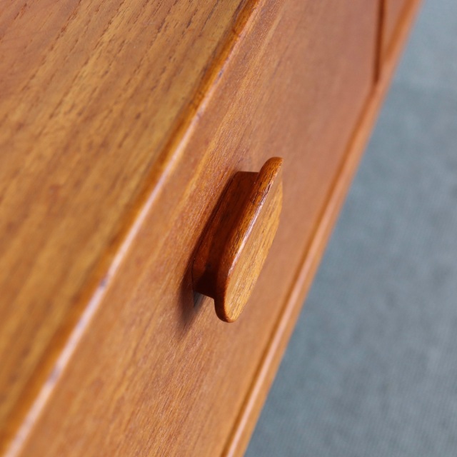 UlfertsTibroのコンソール。上質な質感が魅力のヴィンテージ家具。空間に映える存在感。