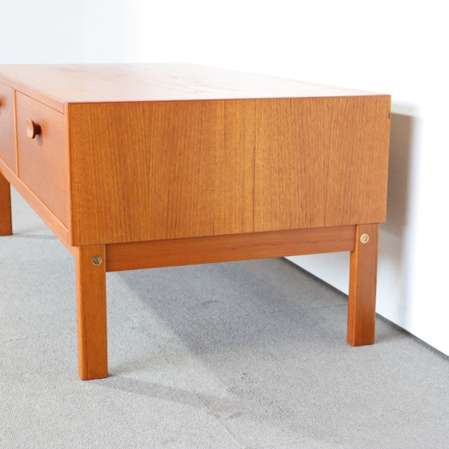 UlfertsTibroのコンソール。上質な質感が魅力のヴィンテージ家具。空間に映える存在感。