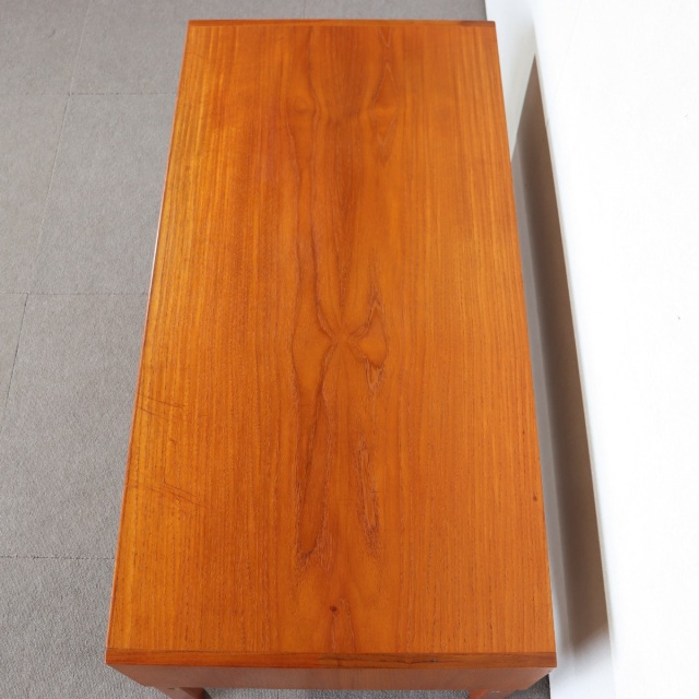 UlfertsTibroのコンソール。上質な質感が魅力のヴィンテージ家具。空間に映える存在感。