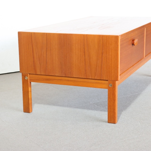 UlfertsTibroのコンソール。上質な質感が魅力のヴィンテージ家具。空間に映える存在感。