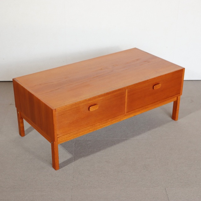 UlfertsTibroのコンソール。上質な質感が魅力のヴィンテージ家具。空間に映える存在感。