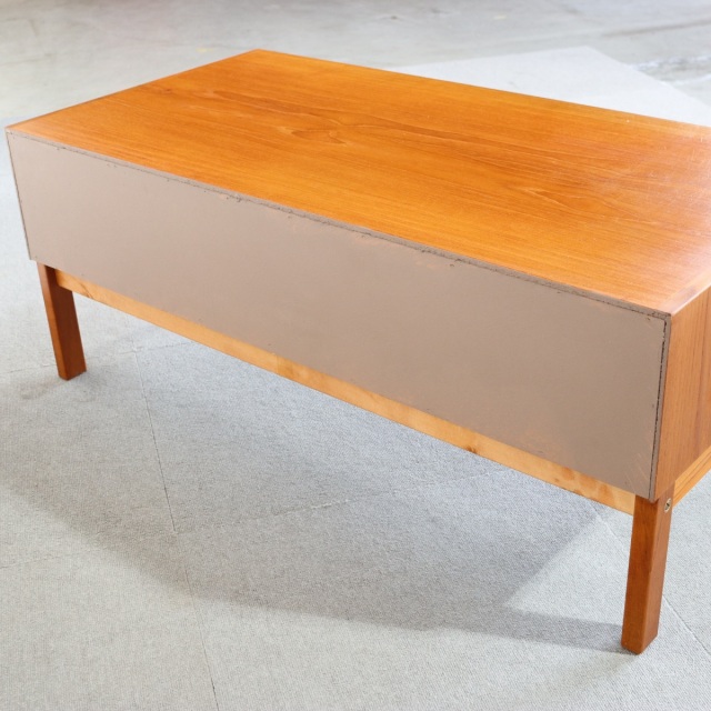 UlfertsTibroのコンソール。上質な質感が魅力のヴィンテージ家具。空間に映える存在感。