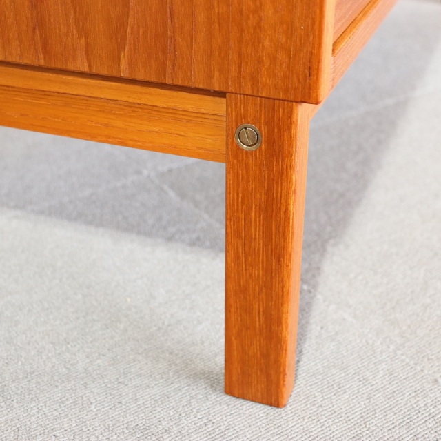 UlfertsTibroのコンソール。上質な質感が魅力のヴィンテージ家具。空間に映える存在感。