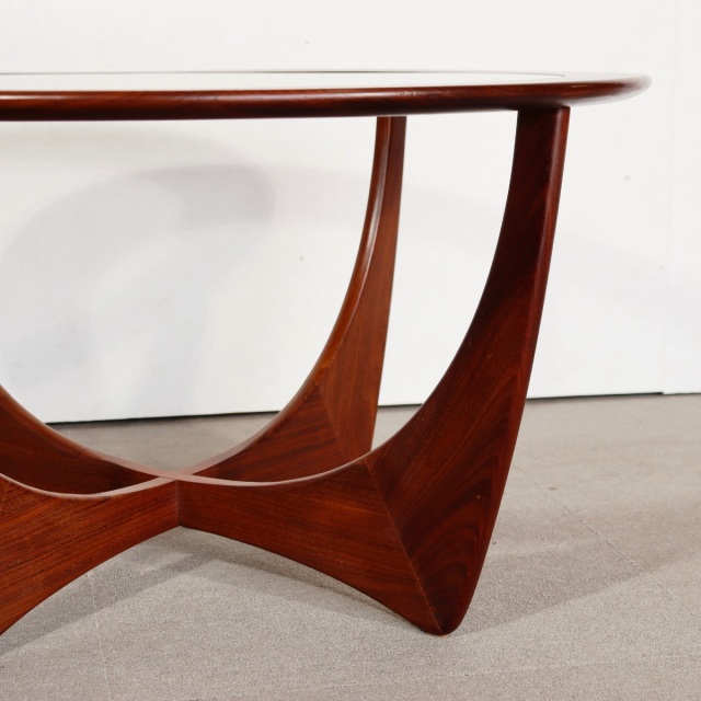 ジープランG-PLANコーヒーテーブル。チーク材の美しい木目が印象的なヴィンテージ。存在感ある上質な一台。