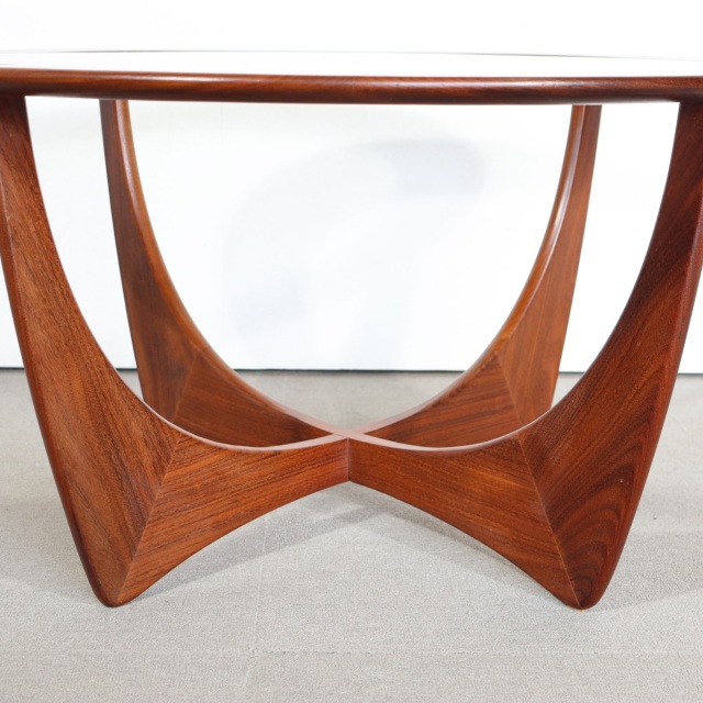 ジープランG-PLANコーヒーテーブル。チーク材の美しい木目が印象的なヴィンテージ。存在感ある上質な一台。