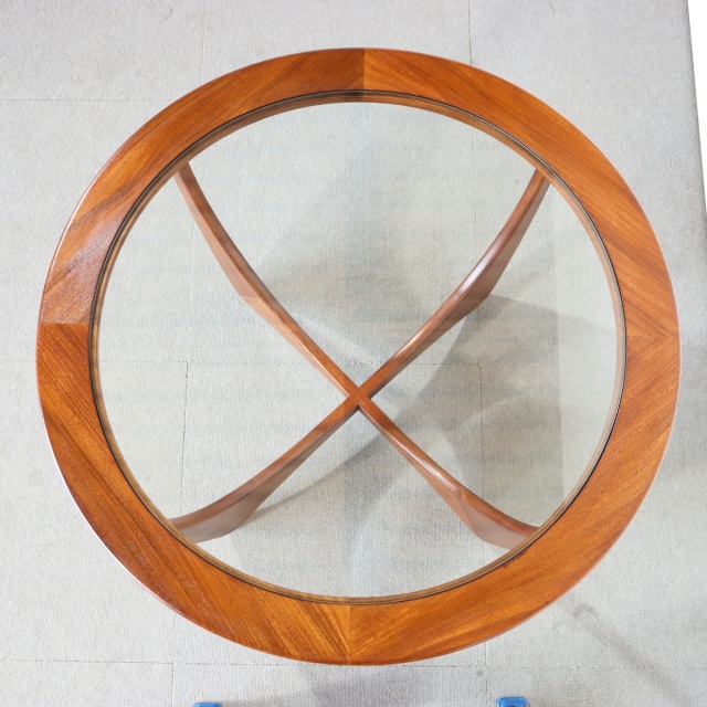 ジープランG-PLANコーヒーテーブル。チーク材の美しい木目が印象的なヴィンテージ。存在感ある上質な一台。