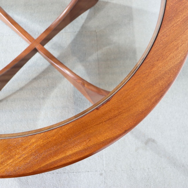 ジープランG-PLANコーヒーテーブル。チーク材の美しい木目が印象的なヴィンテージ。存在感ある上質な一台。