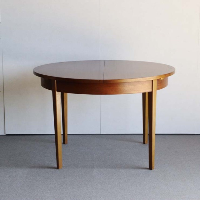 ヴィンテージの真ん中が伸びる円形の木製ダイニングテーブル