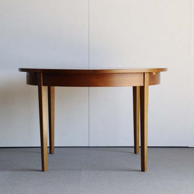 ヴィンテージの真ん中が伸びる円形の木製ダイニングテーブル