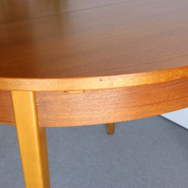 ヴィンテージの真ん中が伸びる円形の木製ダイニングテーブル