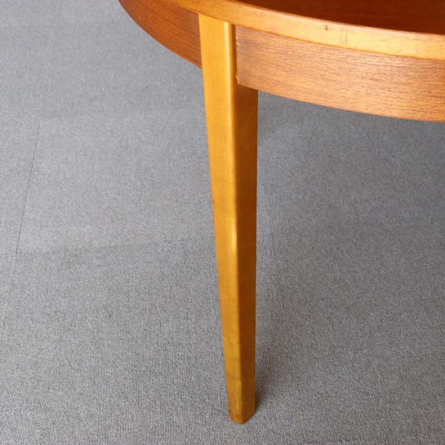 ヴィンテージの真ん中が伸びる円形の木製ダイニングテーブル