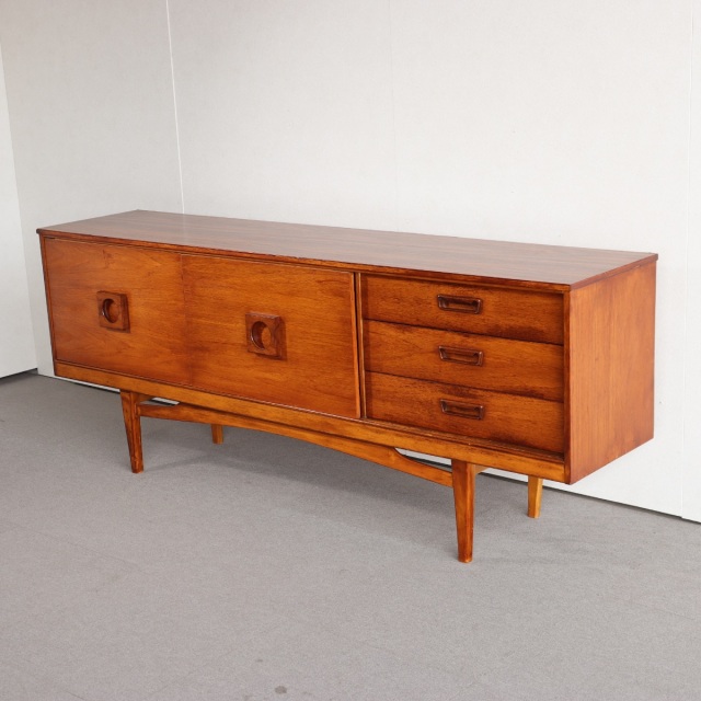 英国ヴィンテージのサイドボード