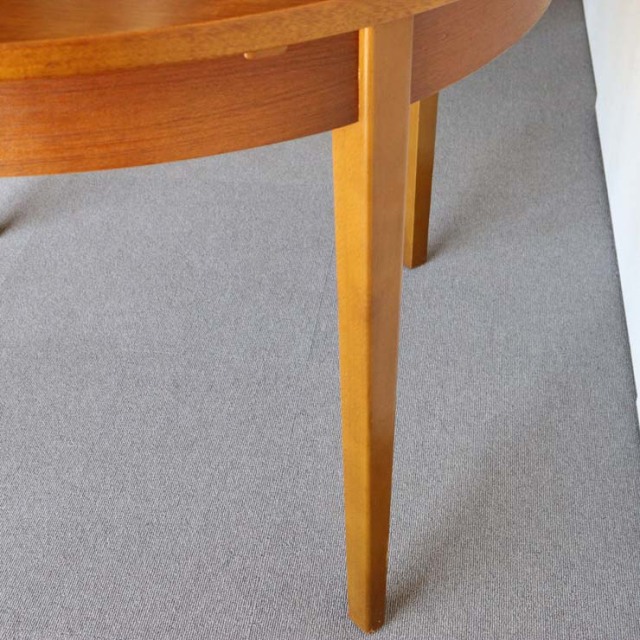 ヴィンテージの真ん中が伸びる円形の木製ダイニングテーブル