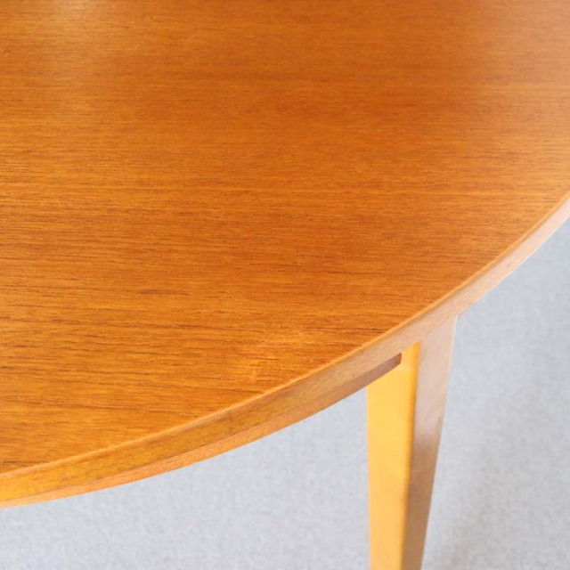 ヴィンテージの真ん中が伸びる円形の木製ダイニングテーブル