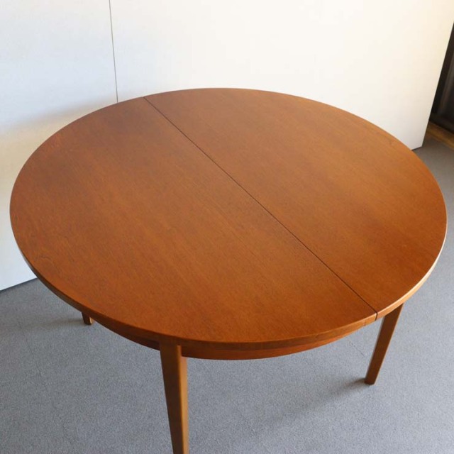 ヴィンテージの真ん中が伸びる円形の木製ダイニングテーブル