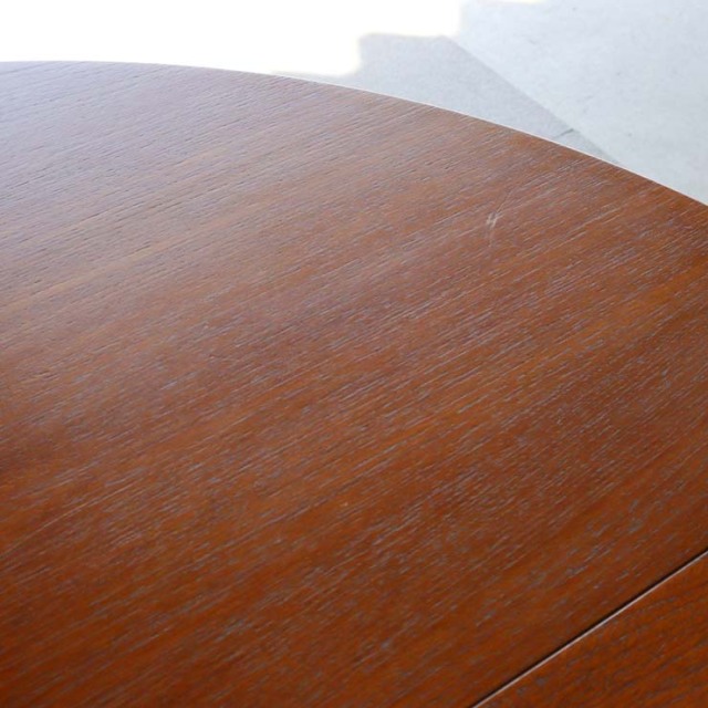 ヴィンテージの真ん中が伸びる円形の木製ダイニングテーブル