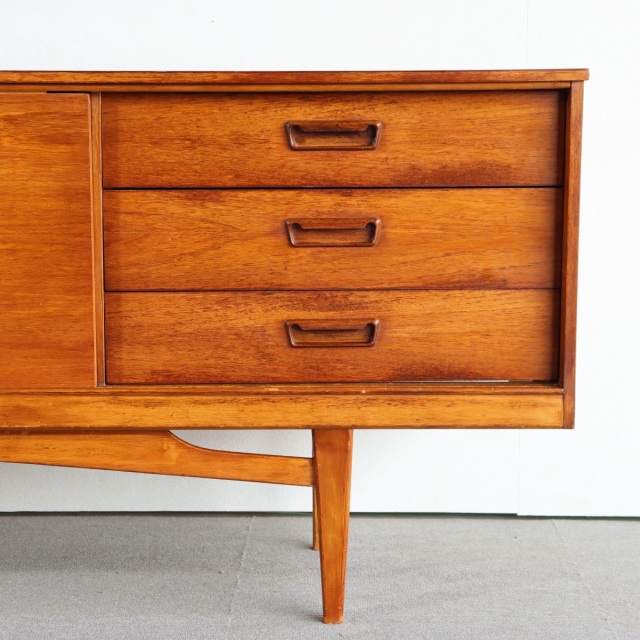 英国ヴィンテージのサイドボード